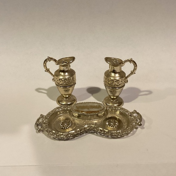 Vintage Virginia Salt & Pepper Shakers Metal Mini Jugs & Tray Made in Japan - Picture 10 of 10